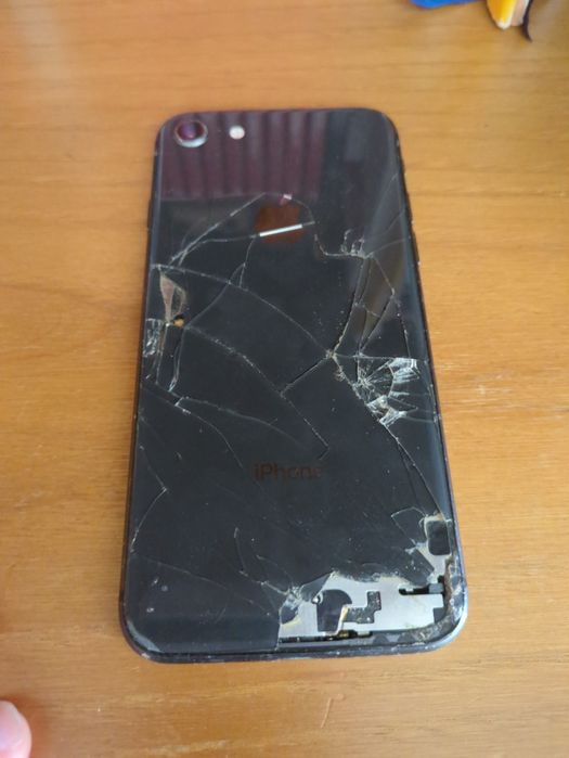 iPhone 8 com ecrã partido