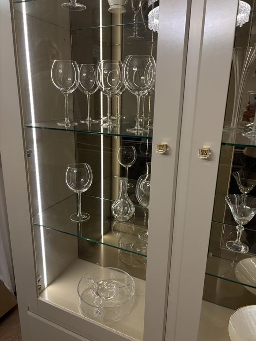 Elegancka, podswietlana witryna marki NOVELLE