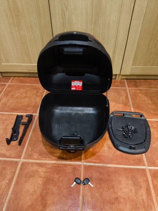 Top case com suporte para scooter e duas chaves.