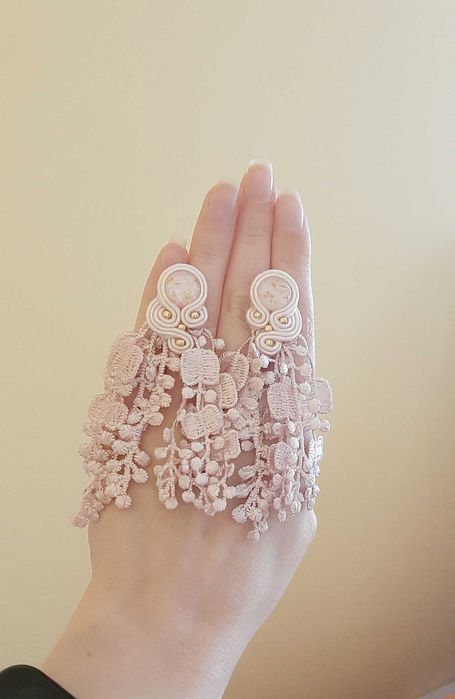 Kolczyki sutasz jasny róż, pudrowe, biżuteria wesele, koronka