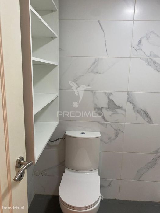 Arrenda-se T2 remodelado com garagem em Montes Burgos