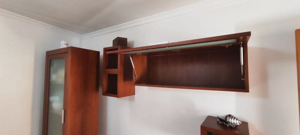 Sala completa com móveis de parede, TV, chão e centro.