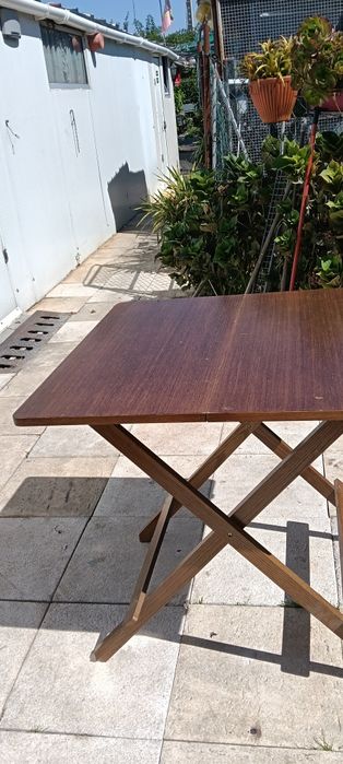 Vendo mesa de madeira pequena da para fechar e abrir