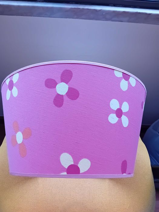 Abajour de tecto + candeeiro pequeno, florido, para quarto de criança.