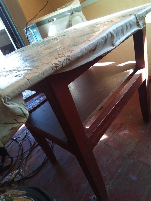 Продам табуретку и столик,150гр.,и 350гр.