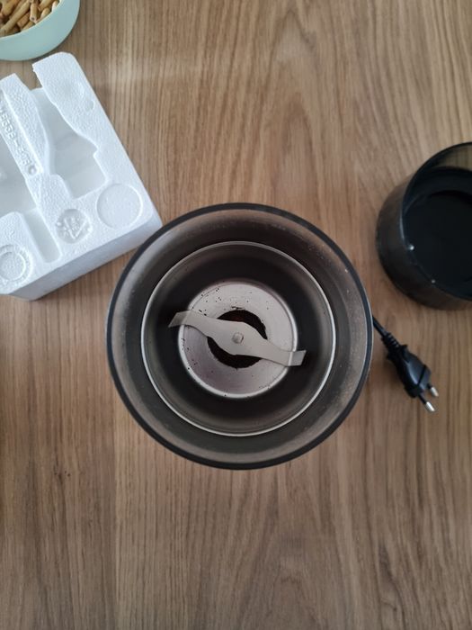 Młynek do kawy DELONGHI