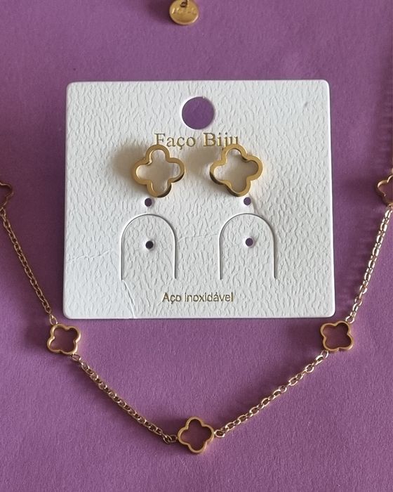 Conjunto dourado (colar e brincos), em aço, trevo de 4 folhas.