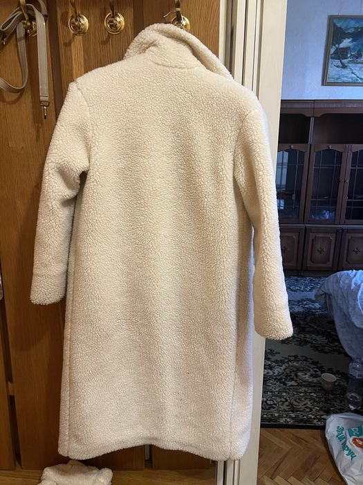 Белая шуба- барашек с варежками