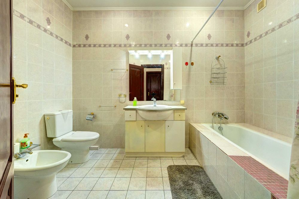 Подобова оренда 4-к квартири поруч з м. Палац Спорту (Печерський р-н)