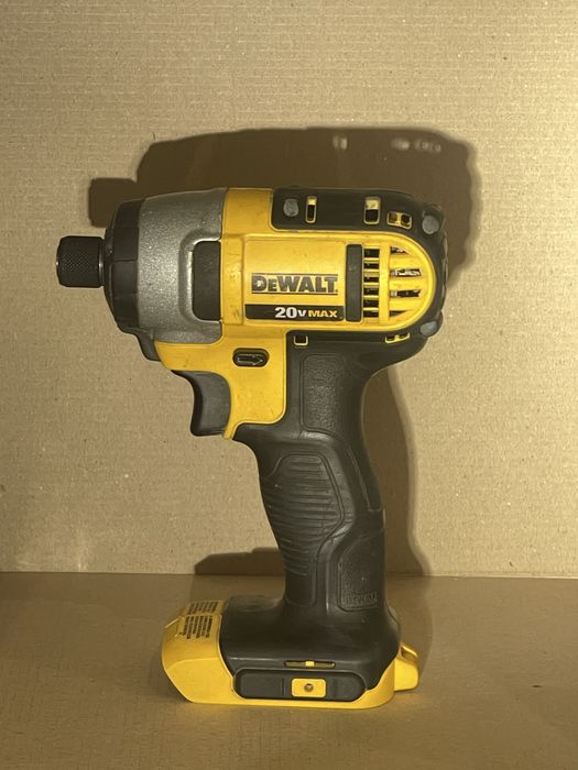 Імпакт Dewalt DCF885