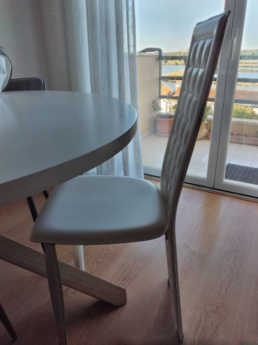 4 cadeiras sala/ cozinha em pele como novas