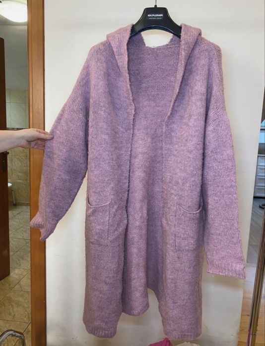 Długi sweter z kapturem