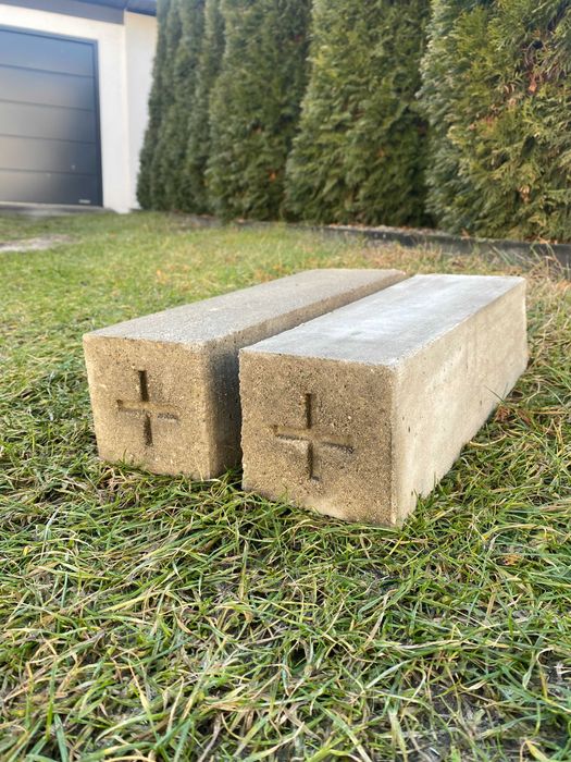 Kamienie graniczne, zawibrowane/słupek geodezyjny