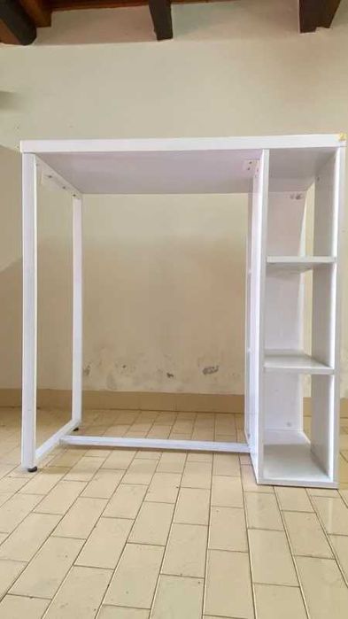 Secretária IKEA Branca com Prateleiras – Estado Impecável