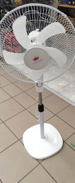 Biały wiatrak stojący