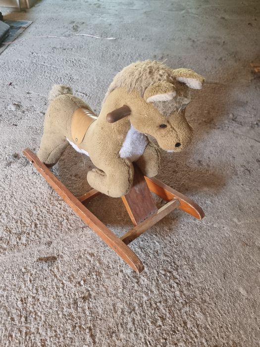 Cavalinho de baloiço para criança