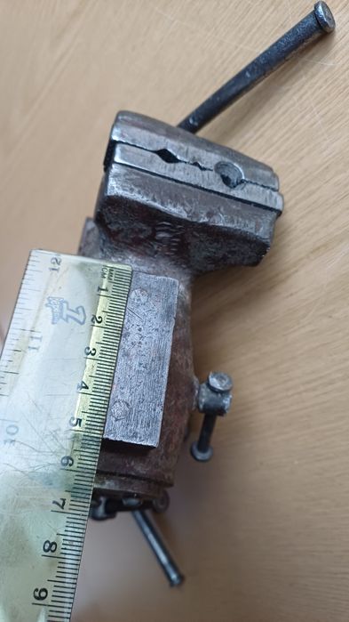 Лещата слюсарні СРСР з наковальнею.  Тиски.