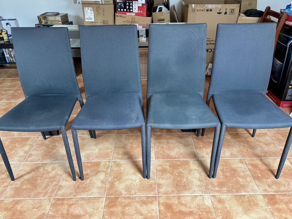 Mesa c/ tampo de vidro e 4 cadeiras