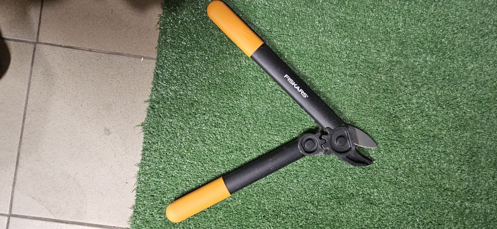 FISKARS Sekator ogrodowy kowadłowy dwuręczn