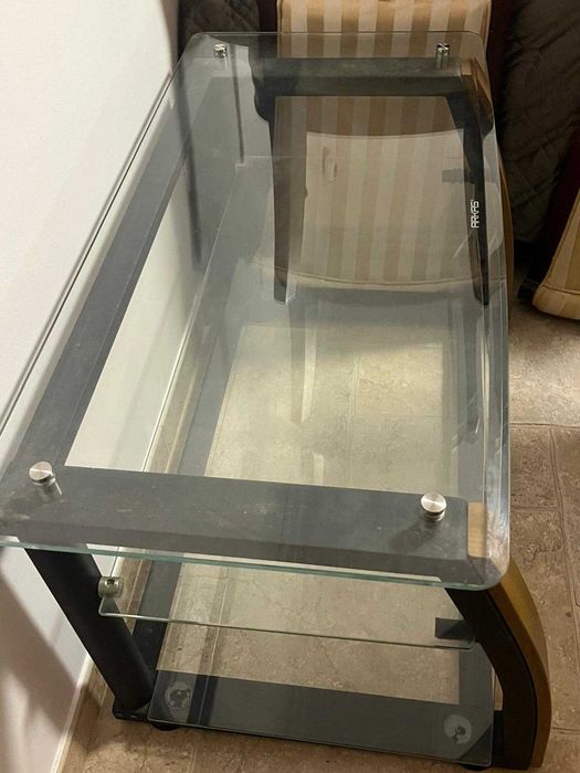 Mesa de televisão em vidro e ferro