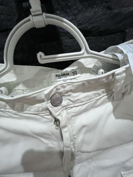Białe spodnie marki Pull & Bear w rozmiarze roz 34