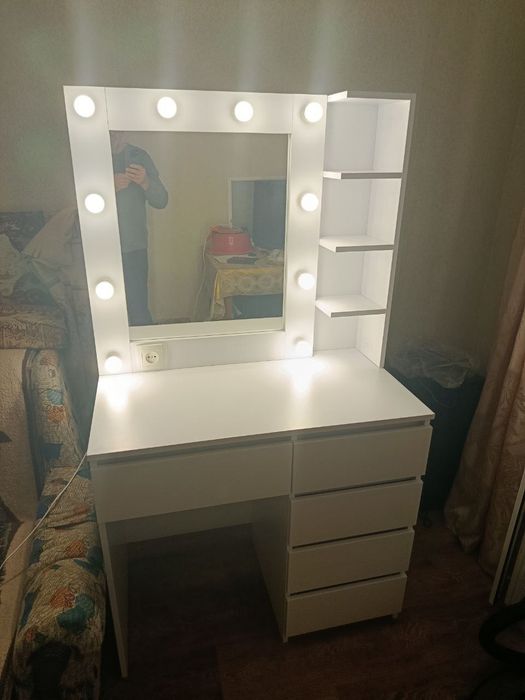 Стол туалетный, макияжный, с подсветкой и розетка новый!!!