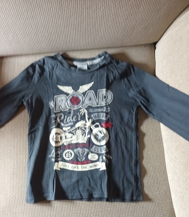 Sortido de roupas de menino