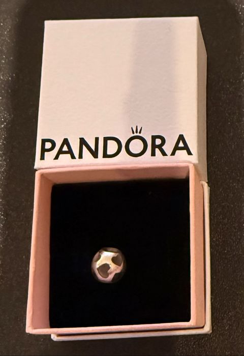 Pandora - conta com corações