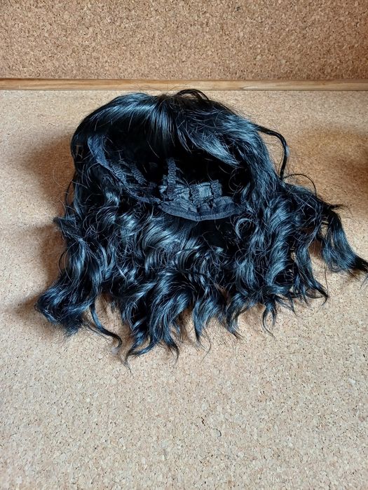 Peruca curta com franja. 
Nova.
Sintético natural.