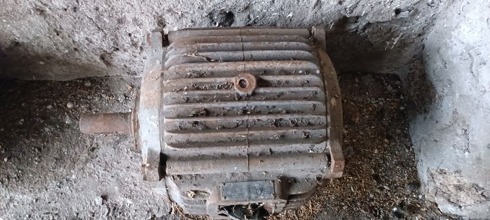 Продаю трёхфазный асинхронный двигатель