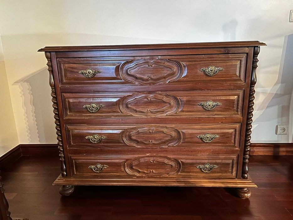 Mobilia quarto completa em madeira.