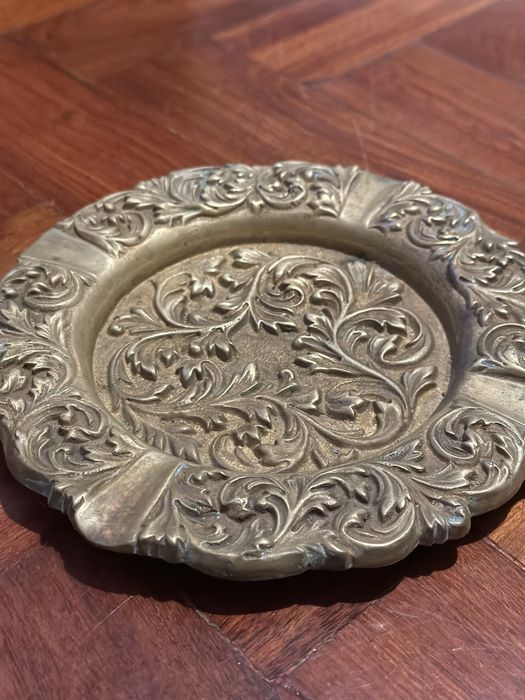 Cinzeiro Antigo em Metal Fundido – Estilo Clássico Vintage Pesado