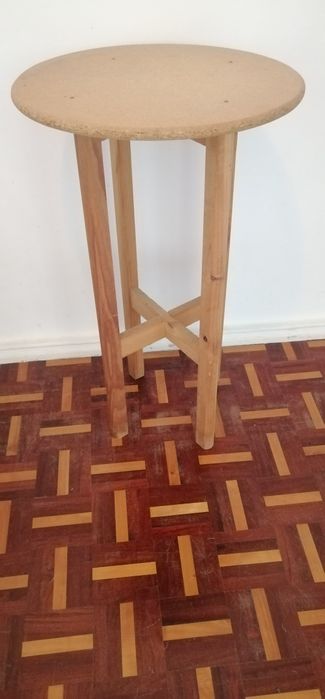 Mesa de apoio redonda (76x45cm)