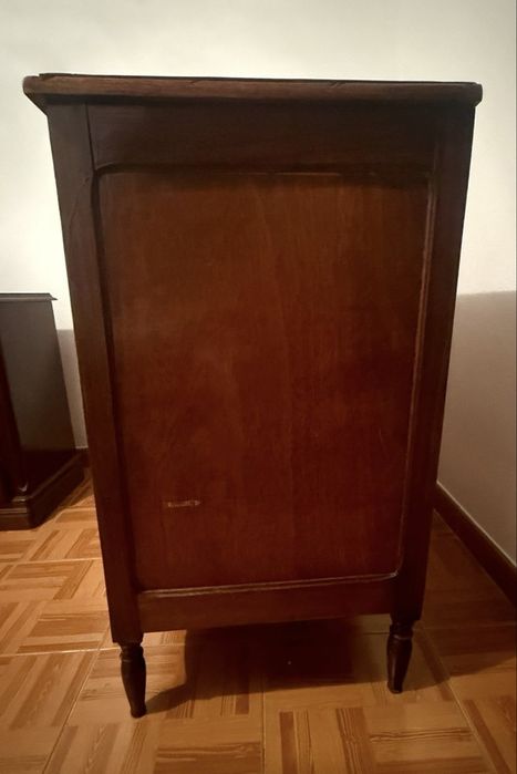 Cómoda de madeira antiga