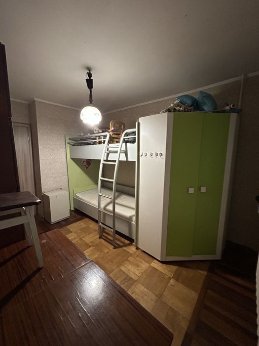 Здається затишна кімната в 3-кімнатній квартирі. Хороша локація!