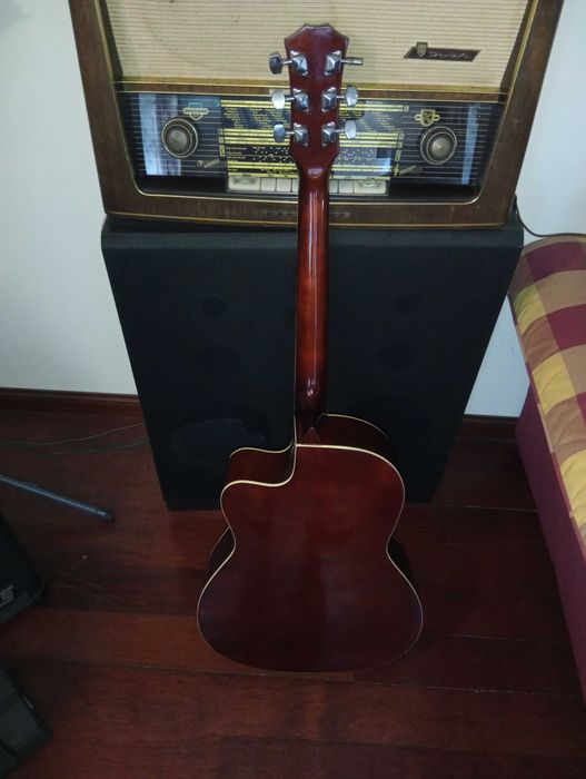 Viola acústica de seis cordas