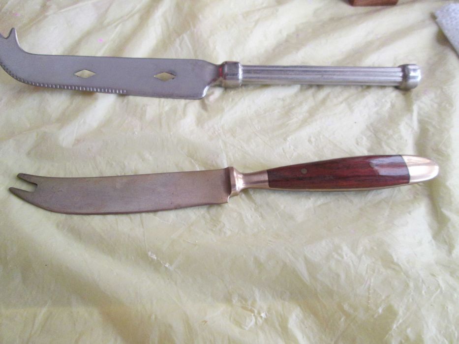 3 estatuetas,  mini banco e 2 facas abre cartas