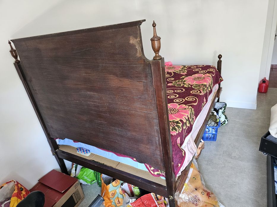 Cama de casal para desocupar
