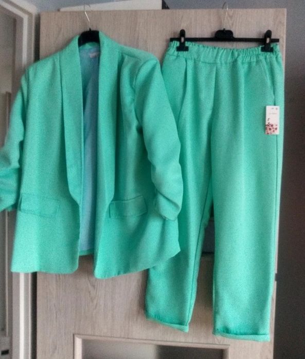Nowy z metką miętowy garnitur damski