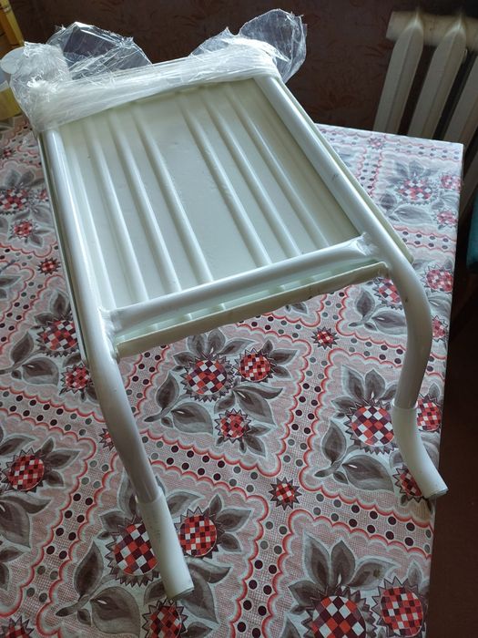 Сидушку на ванну и ступеньки возле ванны метал.