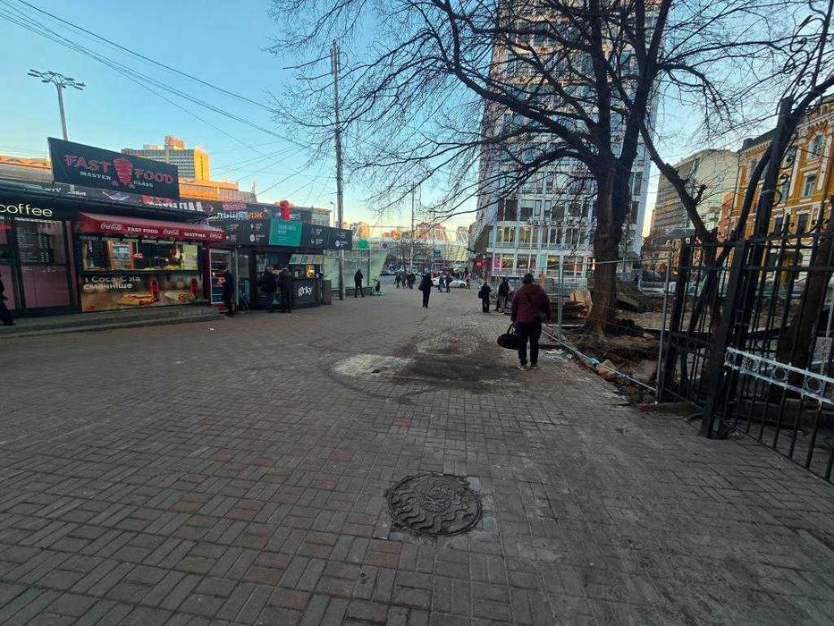 Дворец Спорта у входа — будет море народа!