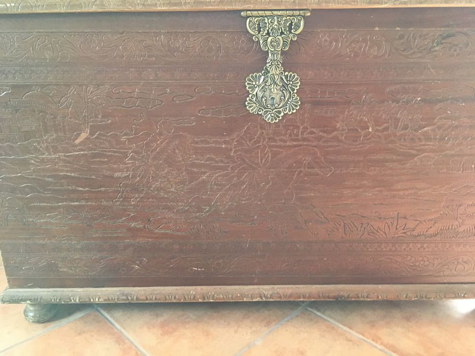 Arca/baú em madeira trabalhada