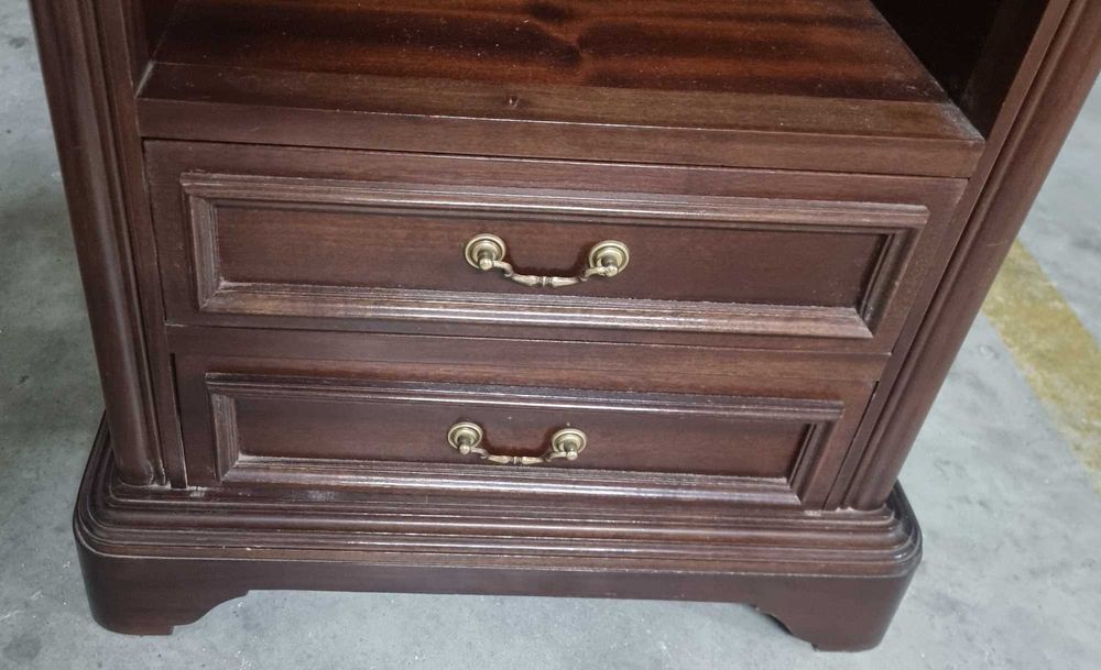 Mesa de Cabeceira Clássica em Madeira com tampo extensível