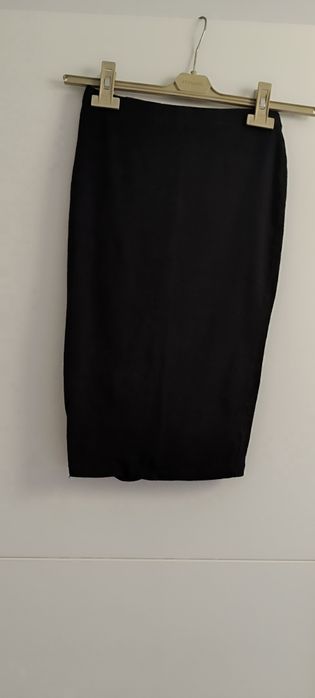 Black fitted skirt, size 34