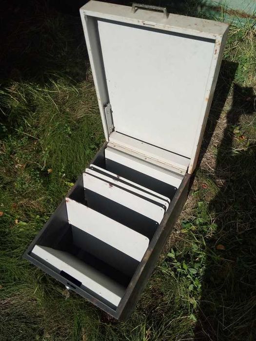 Skrzynka blaszana na dokumenty zamykana na klucz