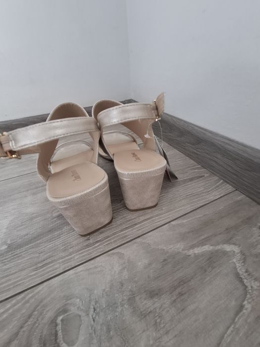 Sandałki na słupku