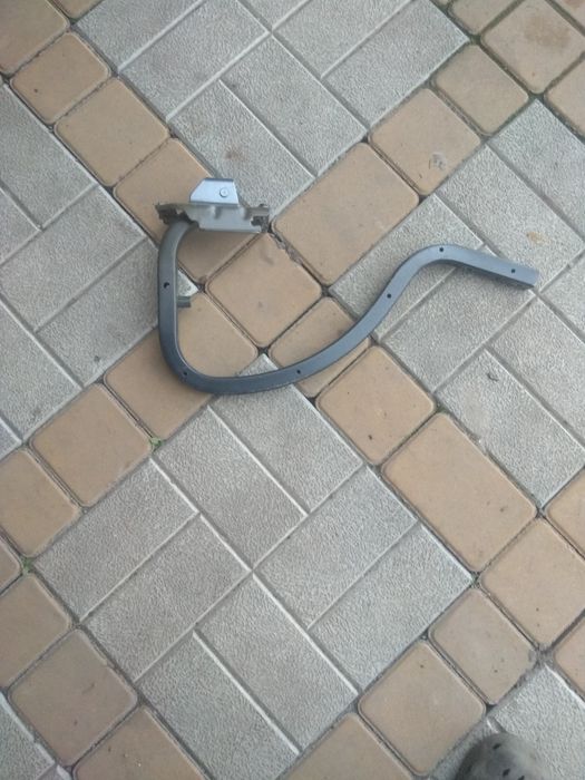 Лева петля кришки багажніка на Nissan Altima