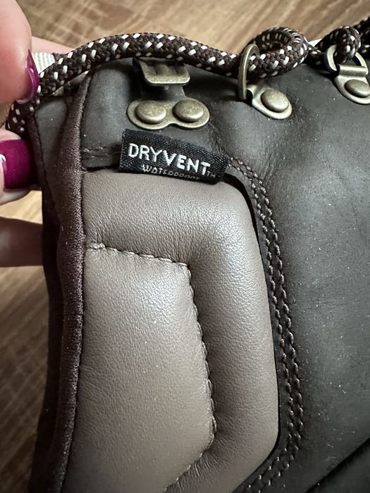 Продам нові жіночі черевики North face