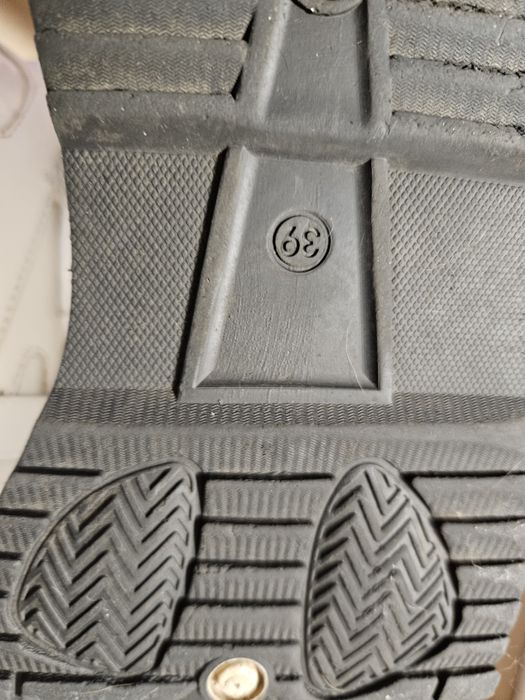 Продам женская ботинка в хорошем состояние бу