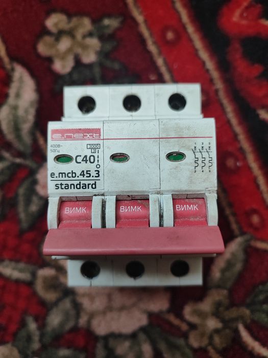 Автоматичний вимикач на 40А 3 фази